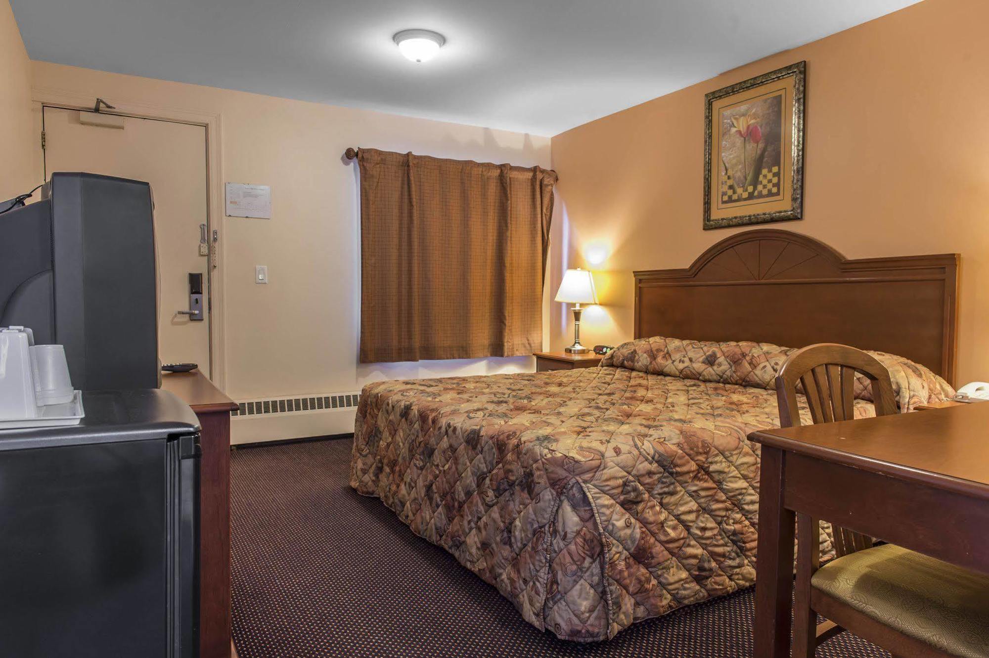 Super 8 by Wyndham Pembroke Hotel Eksteriør billede